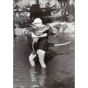 ポストカード モノクロ写真「ワニを抱えた少女」