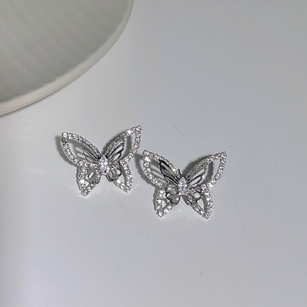 べあきょん✨　shinohara  篠原   蝶々モチーフ ピアス ひたむきアクセサリー】蝶ネックレス・ピアスのセット | 富良野