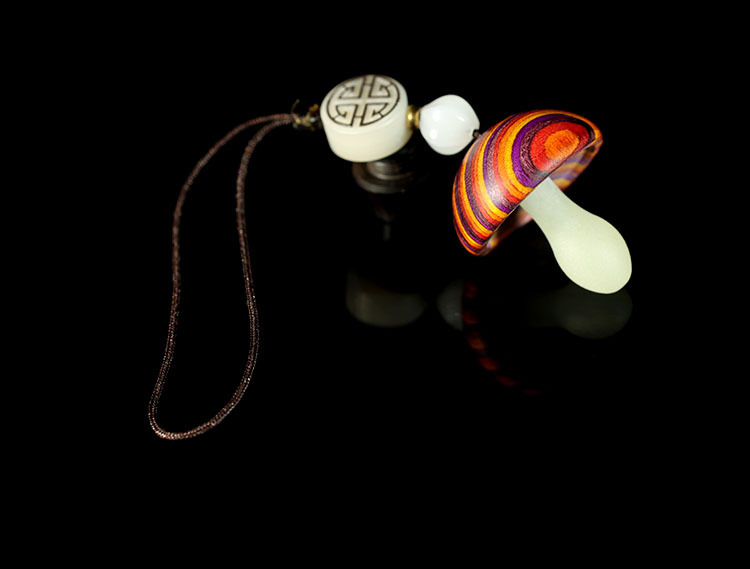 虹 キノコのペンダント 発光する きのこキーホルダー 木彫り 携帯電話