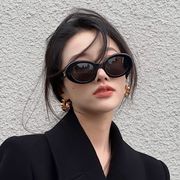 韓国版のレトロなオーバルブラックフレームサングラス 2022 新しいトレンディな女性の凹面形状白サン