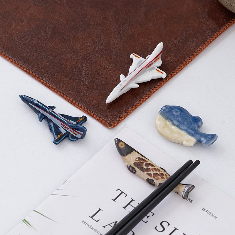 サンマ 飛行機の箸置き 陶磁 飾り工芸品  置物