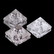 置物　水晶（素彫り）四神　ピラミッド　浄化　クォーツ　パワーストーン　天然石