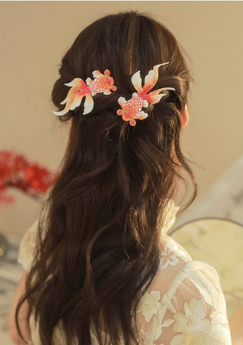 きょんかよ。つまみ細工 金魚♡髪飾り ヘアクリップ 滑り止め つまみ細工】金魚ヘアクリップ｜つまみ細工きつねび