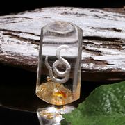 ペンダントトップ　蛇　ガーデンクォーツ　リモナイトインクォーツ　穴あき　ランダム発送　干支　巳