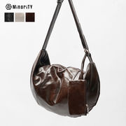 【2025年夏の新作】グロッシー フェイクレザー ハーフムーン ショルダーバッグ バナナバッグ／MinoriTY