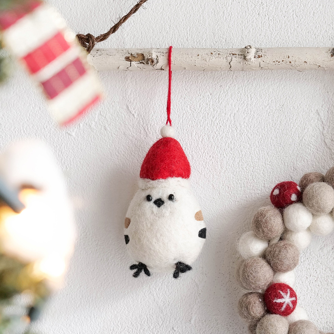 ネパールフェルト サンタオーナメント シマエナガ[フエルト羊毛ウールクリスマス25AW]