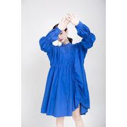 2026春夏コレクション風ワンピース 動きのあるランダムプリーツと大ぶりバルーンスリーブ 後ろ姿も印象的