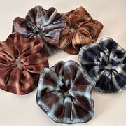 チェック柄シュシュ　ヘアアクセサリー　レディース　デザイン　韓国風　髪飾り