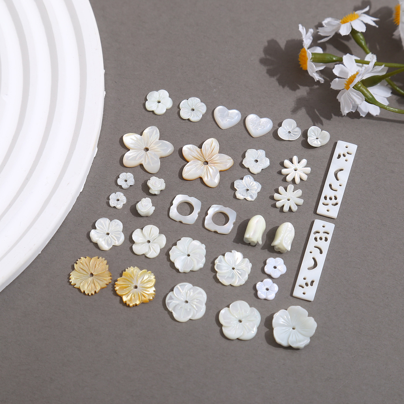ハンドメイド 手芸用品 アクササリーパーツ 彫刻 シェル ビーズ 花座 フラワー 貝殻チャーム ピアスパーツ